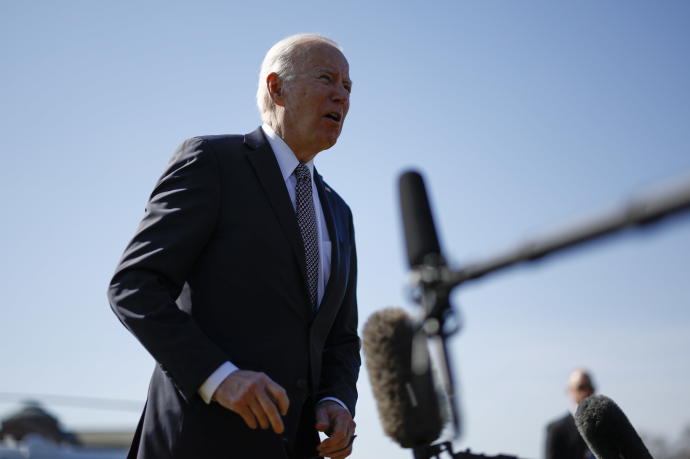 Joe Biden comparece ante los medios a su llegada a Washington.