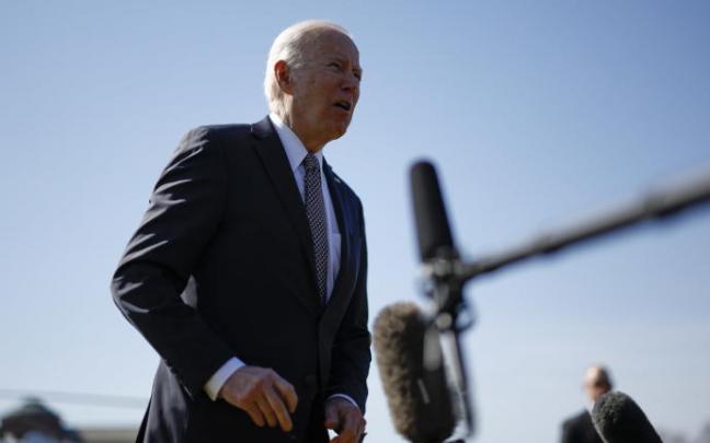 Joe Biden comparece ante los medios a su llegada a Washington.