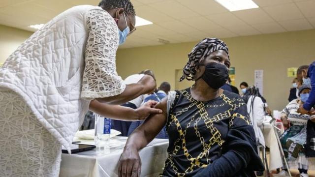 Centro de vacunación en Johannesburgo, Sudáfrica.