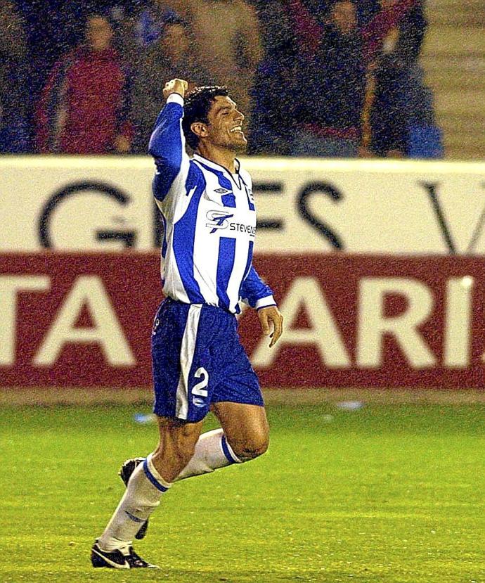 3 de marzo de 2007. Mendizorroza. Deportivo Alavés-Real Murcia (1-1). John Aloisi, tras batir al meta visitante Notario de penalti, celebra el momentáneo 1-0. Foto: Archivo DNA