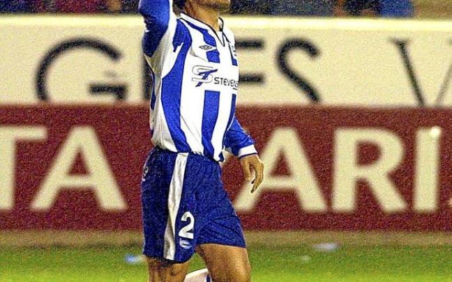 3 de marzo de 2007. Mendizorroza. Deportivo Alavés-Real Murcia (1-1). John Aloisi, tras batir al meta visitante Notario de penalti, celebra el momentáneo 1-0. Foto: Archivo DNA