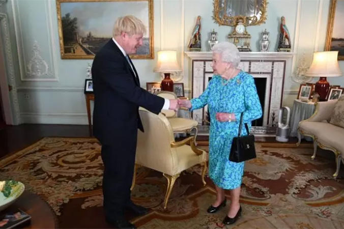 Boris Johnson e Isabel II, en una imagen de archivo.