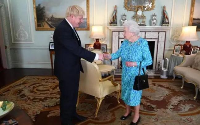 Boris Johnson e Isabel II, en una imagen de archivo.