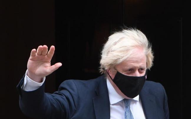 Johnson saluda a los periodistas este miércoles en Downing Street.
