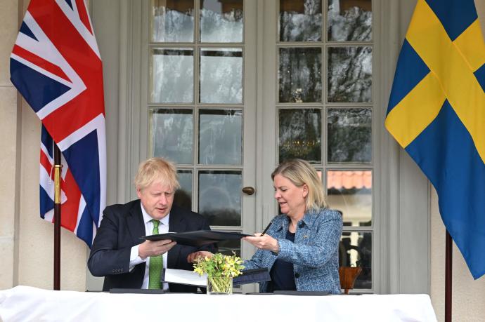El primer ministro británico, Boris Johnson, junto a su homóloga sueca, Magdalena Andersson.