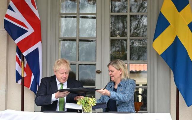 El primer ministro británico, Boris Johnson, junto a su homóloga sueca, Magdalena Andersson.