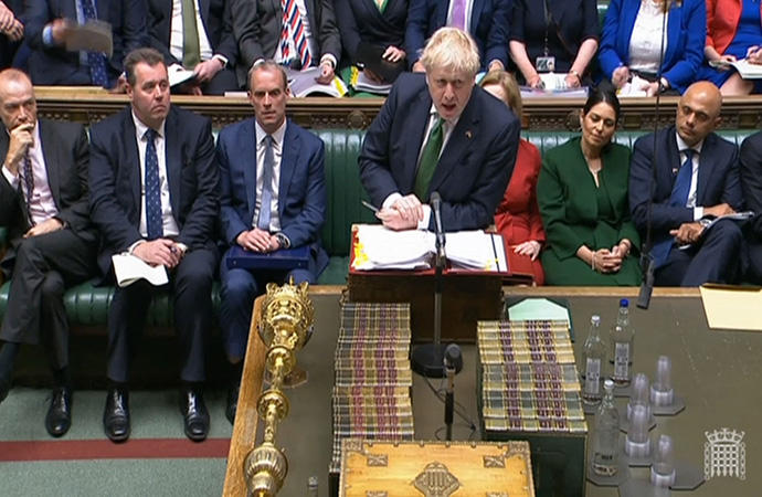 Boris Johnson reaparece ante la Cámara de los Comunes.