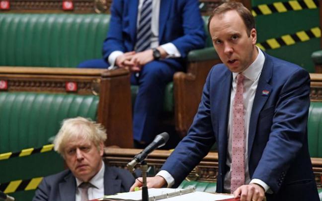 Boris Johnson asiste a una intervención de su ministro de sanidad, Matt Hancock, en la Cámara de los Comunes Boris Johnson asiste a una intervención de su ministro de sanidad, Matt Hancock, en la Cámara de los Comunes