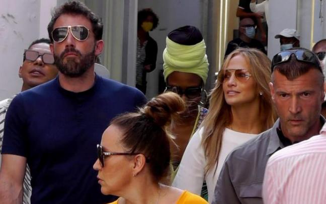 Jennifer Lopez y Ben Affleck pasean de la mano por la isla de Capri. Jennifer Lopez y Ben Affleck pasean de la mano por la isla de Capri.
