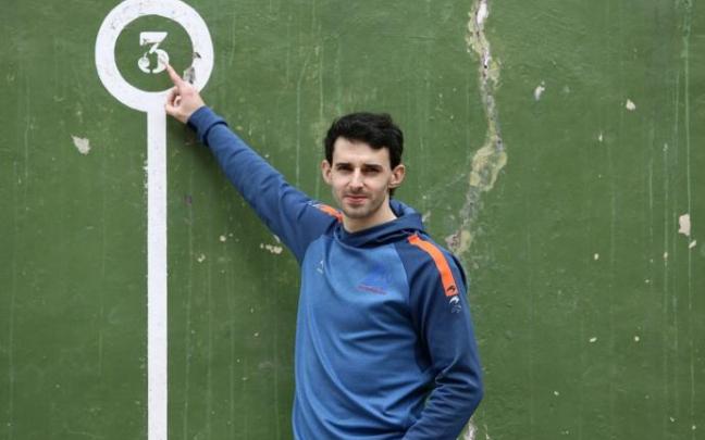 Jokin Altuna señala el tres en el frontón descubierto de Amezketa.