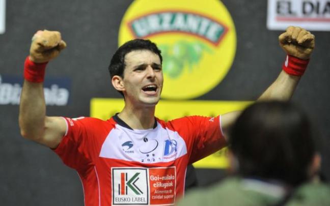 Jokin Altuna levanta los brazos tras la victoria en la final del Cuatro y Medio. Jokin Altuna levanta los brazos tras la victoria en la final del Cuatro y Medio.