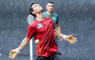 Altuna, en plena acción, durante el entrenamiento de ayer miércoles en Bilbao con Víctor.