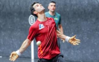 Altuna, en plena acción, durante el entrenamiento de ayer miércoles en Bilbao con Víctor. Altuna, en plena acción, durante el entrenamiento de ayer miércoles en Bilbao con Víctor.