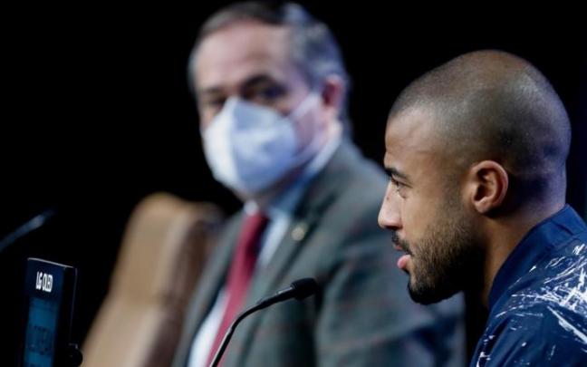 Aperribay, de fondo, observa a Rafinha durante la presentación de este.