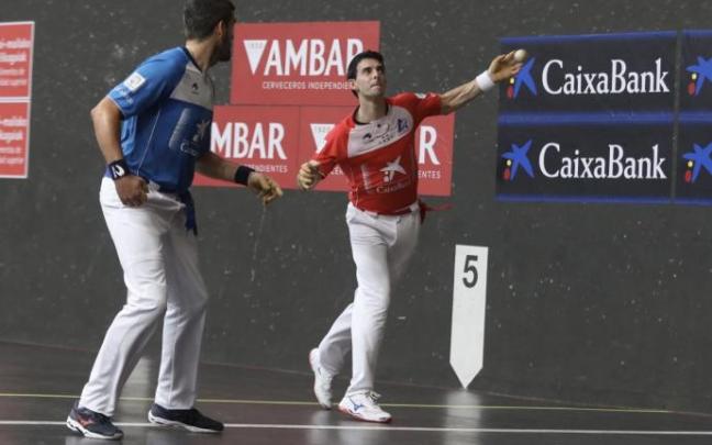 Jokin Altuna ejecuta un remate frente a Joseba Ezkurdia en el frontón Uranzu de Irun. Jokin Altuna ejecuta un remate frente a Joseba Ezkurdia en el frontón Uranzu de Irun.