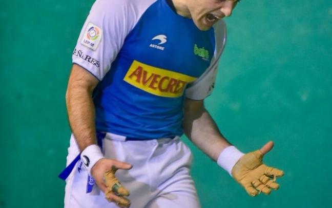 Jon Ander Peña se lamenta por un error en Getaria. Jon Ander Peña se lamenta por un error en Getaria.