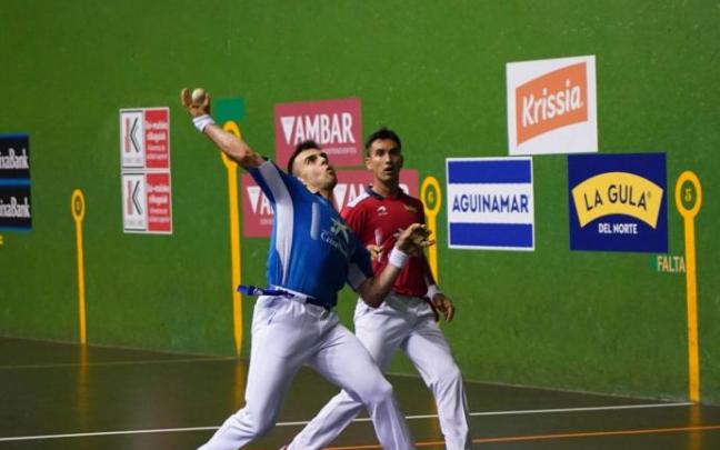 Jon Ander Peña ejecuta una volea ante Mikel Urrutikoetxea. Jon Ander Peña ejecuta una volea ante Mikel Urrutikoetxea.
