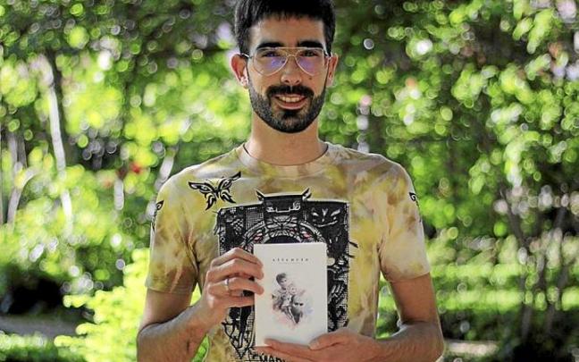 Jon Cadierno con su libro 'Silencio'. Foto: N.G.