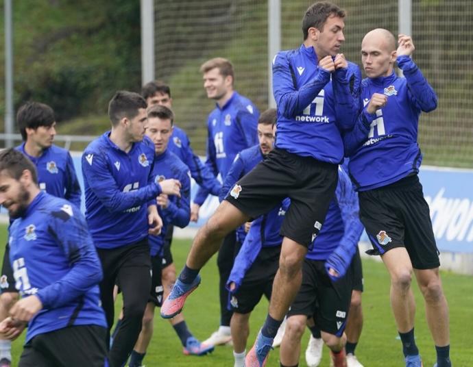 Jon Guridi salta con Olasagasti durante un entrenamiento en Zubieta.