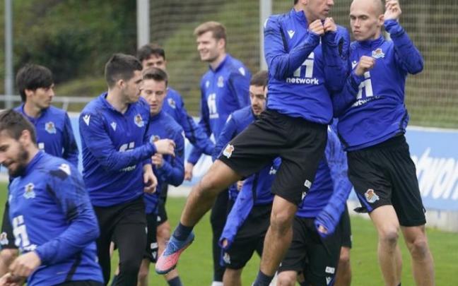 Jon Guridi salta con Olasagasti durante un entrenamiento en Zubieta.