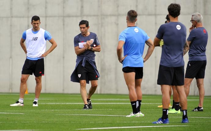 Marcelino da instrucciones a sus jugadores durante la sesión de ayer domingo en Lezama.