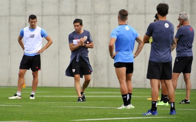 Marcelino da instrucciones a sus jugadores durante la sesión de ayer domingo en Lezama. Marcelino da instrucciones a sus jugadores durante la sesión de ayer domingo en Lezama.