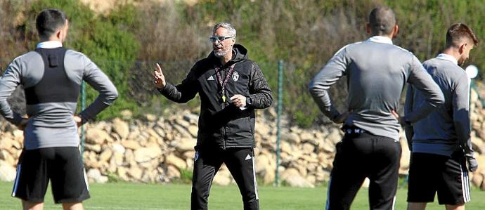 Jon Pérez Bolo da instrucciones durante un entrenamiento al frente de la Ponferradina, posible rival del Alavés la próxima temporada. Foto: SD Ponferradina