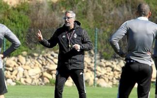 Jon Pérez Bolo da instrucciones durante un entrenamiento al frente de la Ponferradina, posible rival del Alavés la próxima temporada. Foto: SD Ponferradina