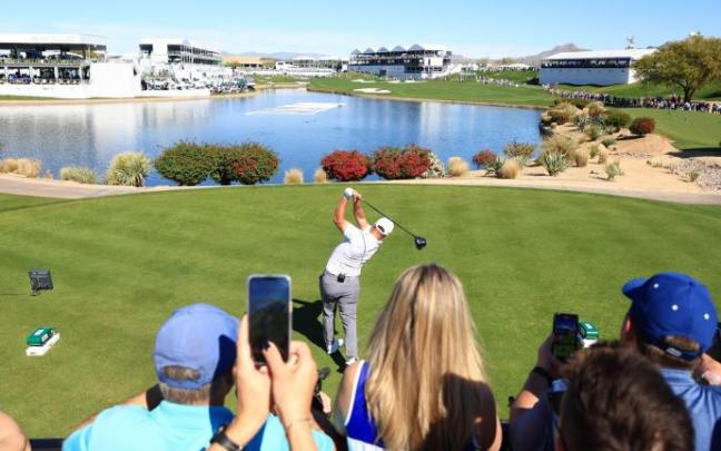 Jon Rahm juega el drive en el hoyo 18 ayer en el Pro-Am del WM Phoenix Open.