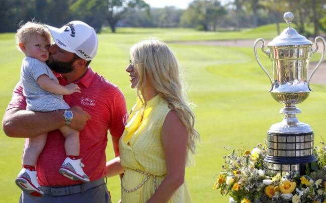 Jon Rahm celebra su victoria en Puerto Vallarta con su hijo Kepa y su esposa Kelley.