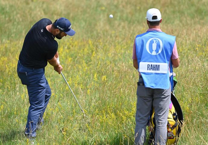 Jon Rahm golpea desde el rough en la jornada de practica de ayer en Royal St. Georges.