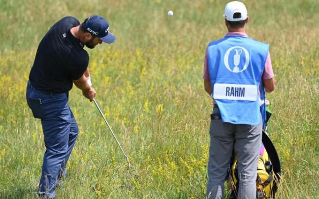 Jon Rahm golpea desde el rough en la jornada de practica de ayer en Royal St. Georges. Jon Rahm golpea desde el rough en la jornada de practica de ayer en Royal St. Georges.
