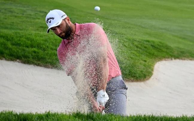 Rahm golpea desde el búnker del hoyo 15, donde hizo un bogey muy caro.