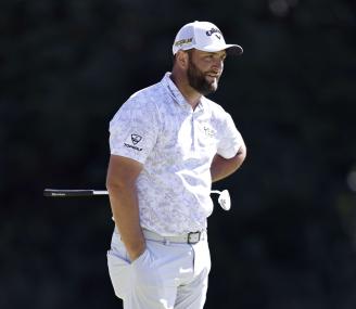 Rahm, con gesto de incredulidad tras fallar un putt en Riviera.