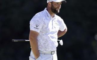 Rahm, con gesto de incredulidad tras fallar un putt en Riviera.