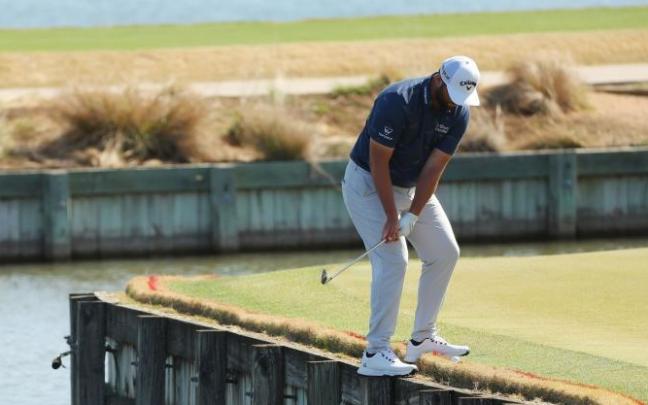Jon Rahm vivió momentos de apuros en el Mundial Match-Play, como este que pudo solventar con éxito.