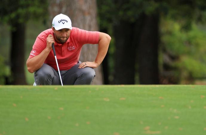 Jon Rahm estudia la caída de uno de los greenes del Augusta National en la jornada del domingo del Masters.