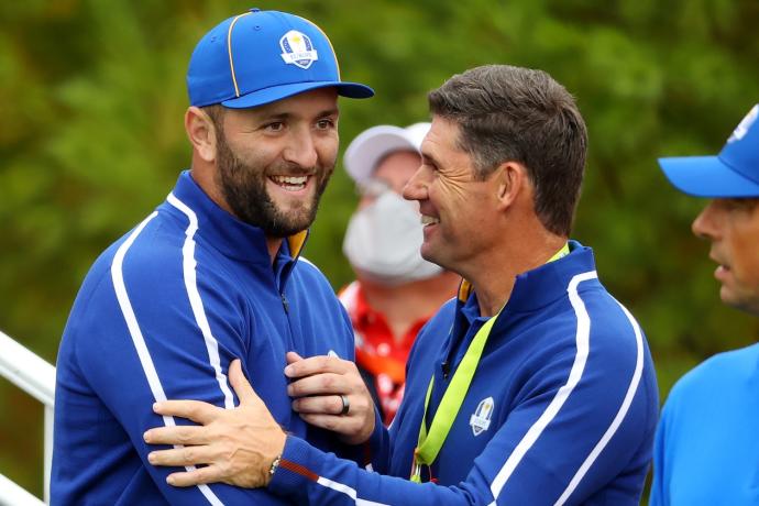 Jon Rahm bromea con el capitán europeo Padraig Harrington.