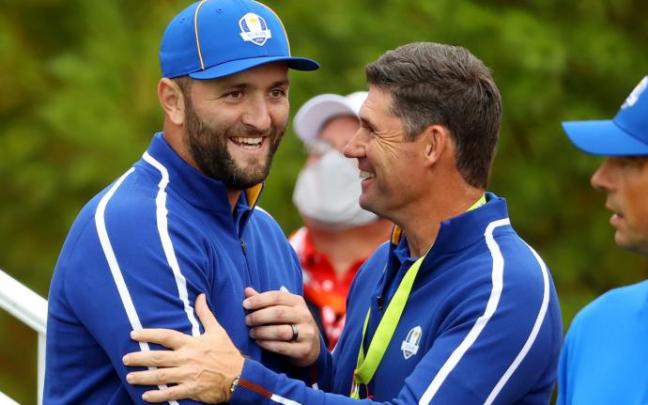 Jon Rahm bromea con el capitán europeo Padraig Harrington.
