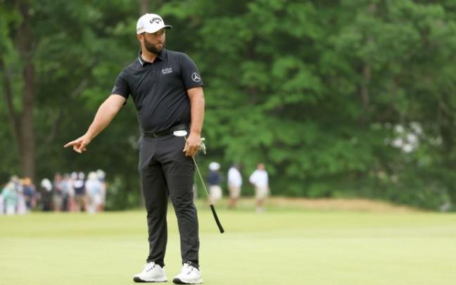 Rahma lamenta un putt fallado ayer jueves en Brookline.