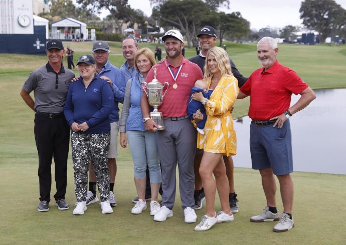 Rahm posa en Torrey Pines con su familia y miembros de su equipo.