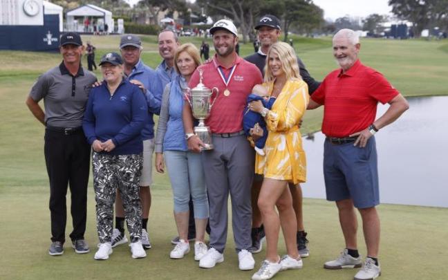 Rahm posa en Torrey Pines con su familia y miembros de su equipo.