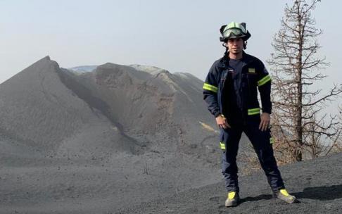 El oficial de Bomberos de Bilbao, Jon Sánchez, con el cráter del Cumbre Vieja de La Palma al fondo El oficial de Bomberos de Bilbao, Jon Sánchez, con el cráter del Cumbre Vieja de La Palma al fondo