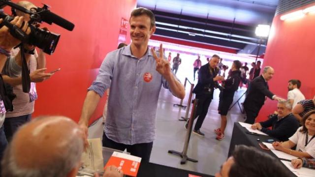 Jon Uriarte deposita su voto en las urnas instaladas en San Mamés Jon Uriarte deposita su voto en las urnas instaladas en San Mamés
