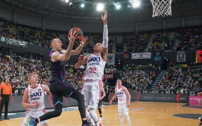 Jonathan Rousselle penetra a canasta durante el partido contra el Manresa.