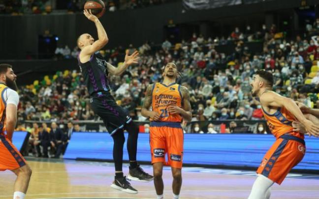 Jonathan Rousselle lanza ante Olivier Hanlan.