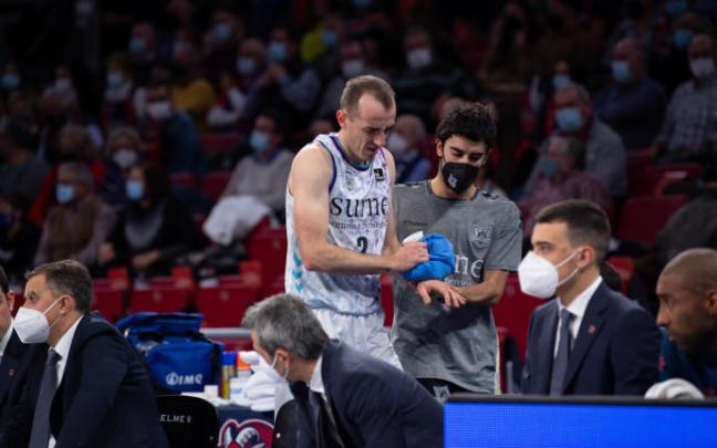 Jonathan Rousselle abandona el partido lesionado.