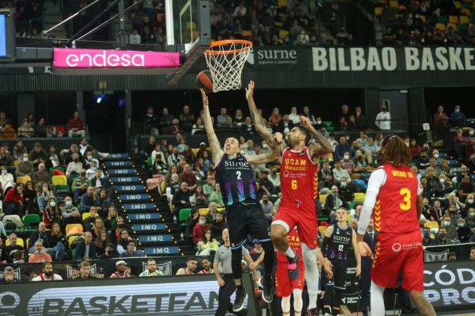 Jonathan Rousselle penetra ante Augusto Lima.