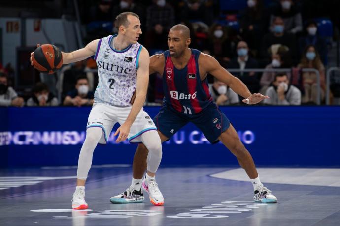 Jonathan Rousselle dirige un ataque ante Jayson Granger.