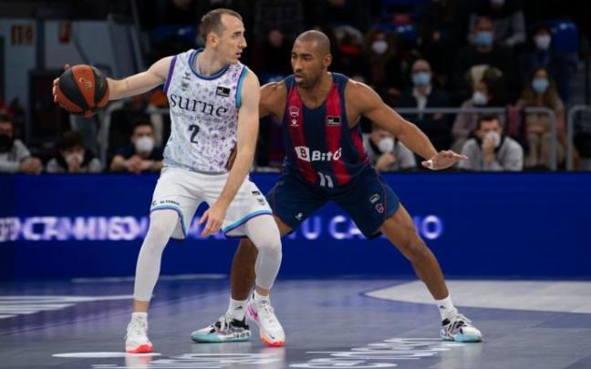 Jonathan Rousselle dirige un ataque ante Jayson Granger.